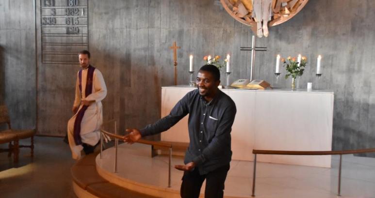 Det svingte i Snarøya kirke da gatebarnlederen Mengistu Burano ledet an i en etiopisk fellessang. Sogneprest Thomas Wagle lot seg rive med. 